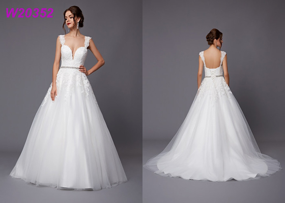 Le cinghie profonde pure modeste del vestito da sposa da principessa Bride della scollatura di V allacciano indietro