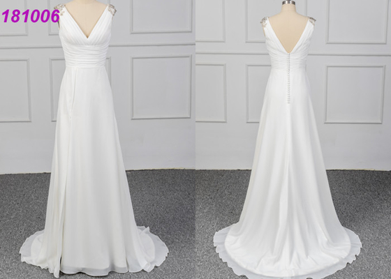 Le donne chiffone tirano una linea in secco bordare del cristallo del vestito da sposa dall'abito di palla senza maniche