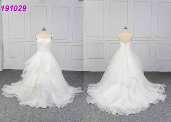 Pizzo dell'avorio che borda la parte posteriore della chiusura lampo del vestito da sposa da stile dell'abito di palla di Tulle più la dimensione