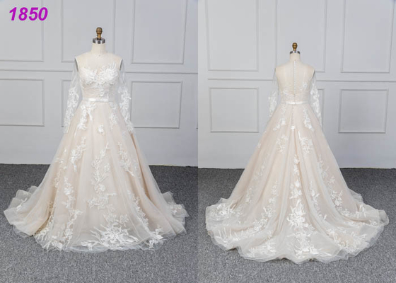 Il pizzo lungo nuziale delle maniche progetta una linea vestito da sposa dall'abito di palla su ordine