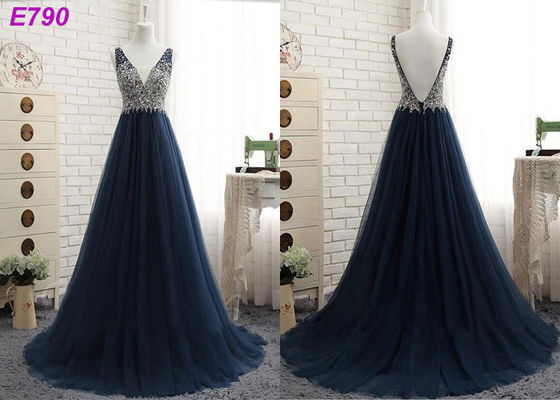 Le cinghie con ampia scollatura sulla schiena della scollatura V che bordano A allineano il vestito da sera scuro di Tulle del bule